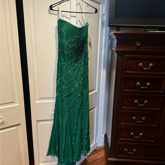SOLD  Designs Dress Gorgeous Emerald Green size 10/fits M - Picture 7 of 9